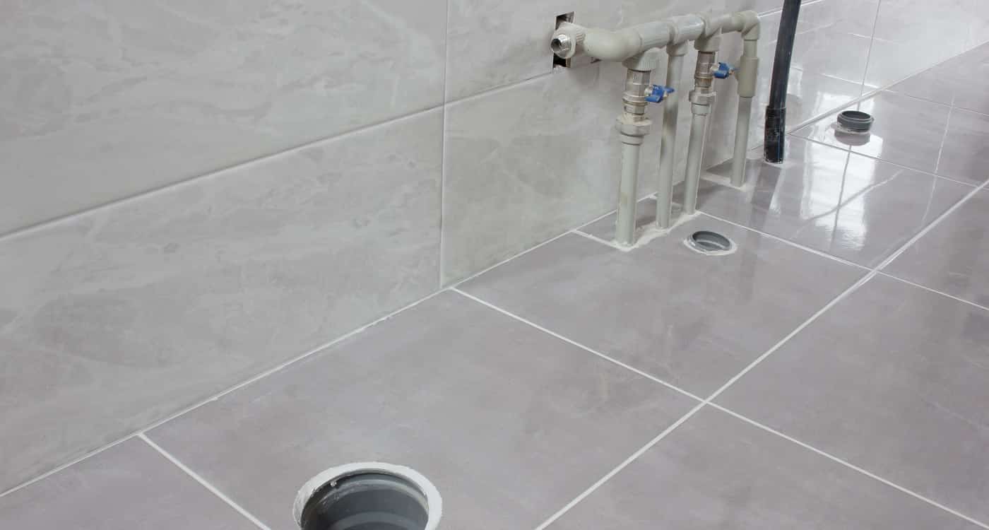 Neue Fliesen im Badezimmer vom Fliesenleger